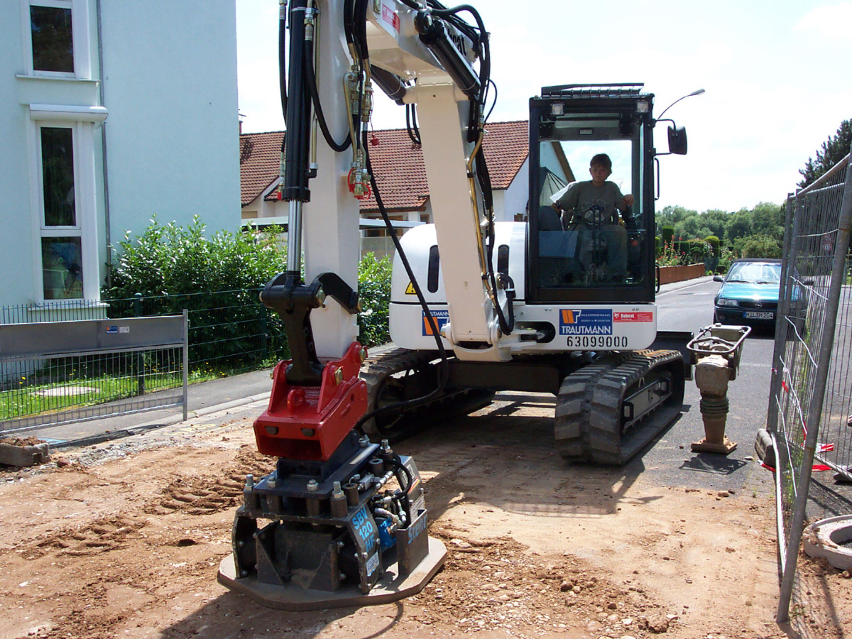 Stehr SBH 120 pladevibrator ved vejbyggeri - Maskinføreren kan betjene pladvibratoren fra førerhuset